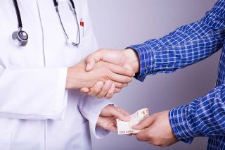 Foto: Arzt erhält Geld von Patient